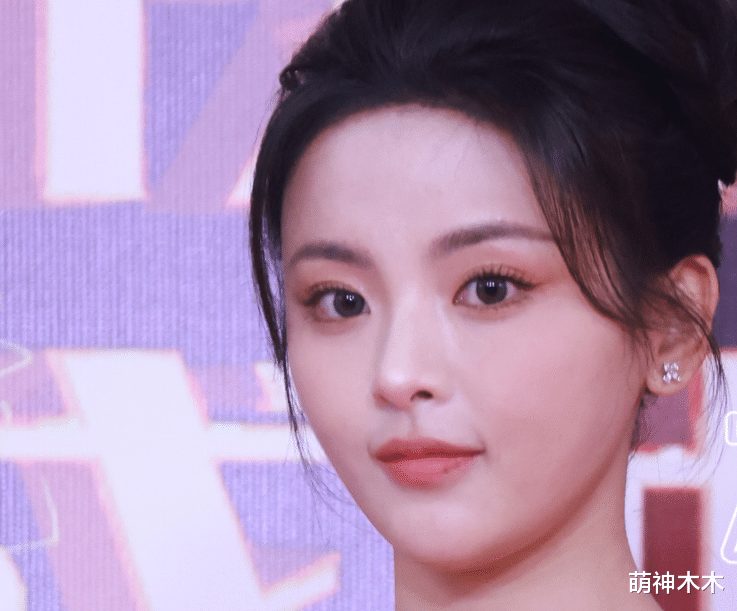 童瑶 品质盛典红毯生图：童瑶脸歪，张萌浮肿僵硬，杨超越发际线太圆