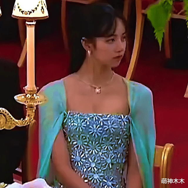 Lisa宴会造型上热搜惹争议，杨颖张嘉倪消失，始作俑者不受影响？