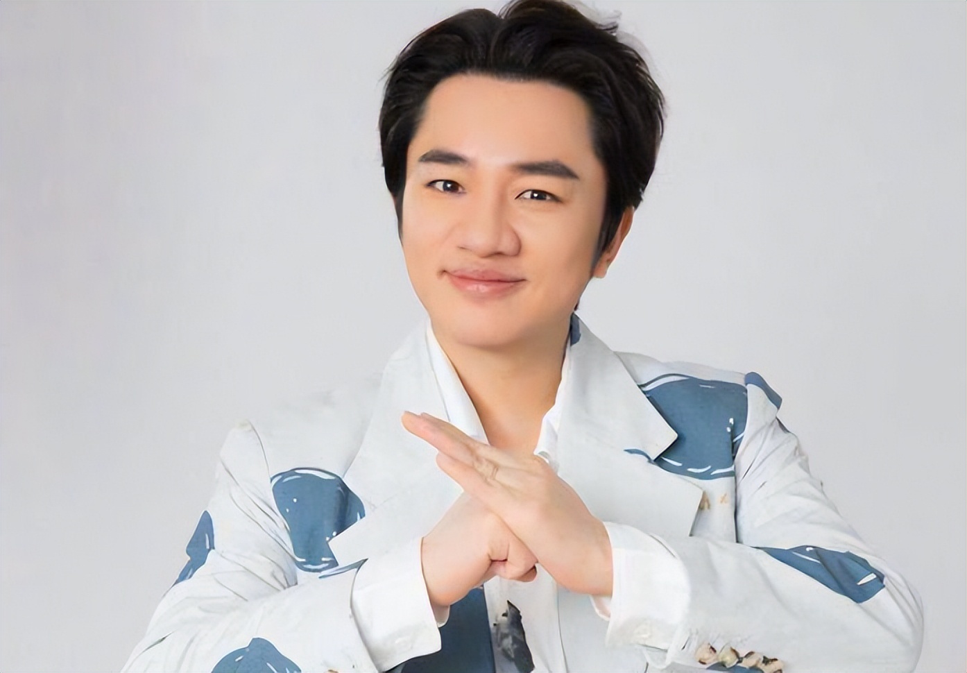 孙耀威|一群香港明星在上海聚首!桌上堆满了鱼子酱和生蚝,孙耀威喝得面红耳赤