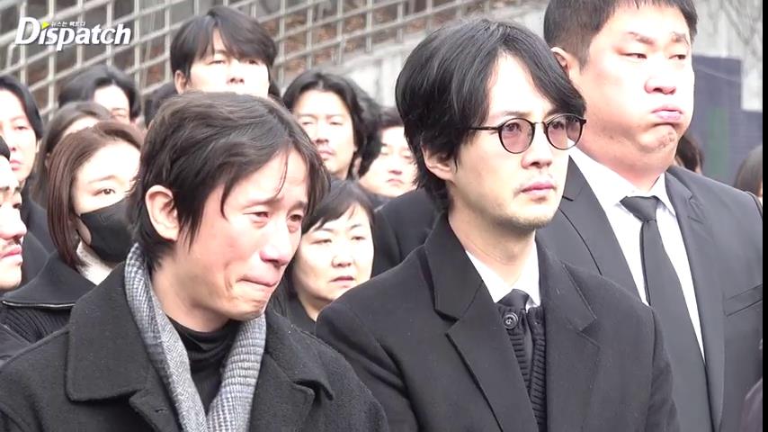 李善均出殡，长子捧遗照妻子哭成泪人，郑雨盛孔孝真含泪送别