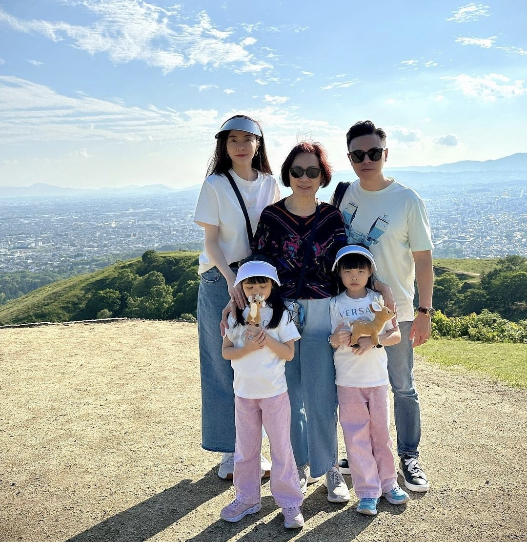 熊黛林|熊黛林富豪老公晒全家福,带双胞胎女儿到内地旅行,婆媳罕见同框