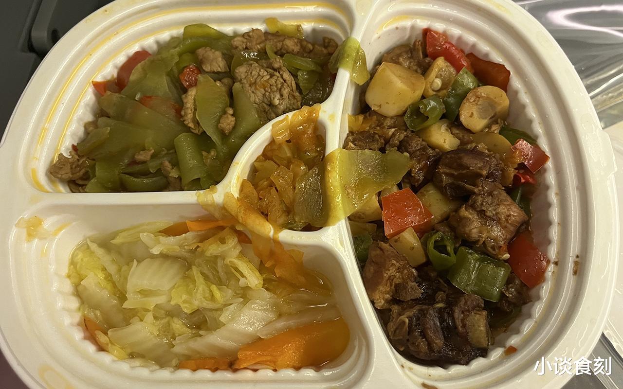 程皓|江西小伙坐高铁吃盒饭,却遭朋友嘲笑,网友:明知被宰还当冤大头