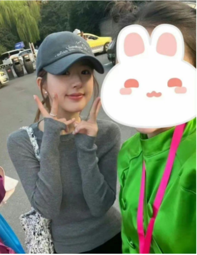 周冬雨素颜照似路人!赵露思增高鞋太抢眼,没有光环后都是普通人