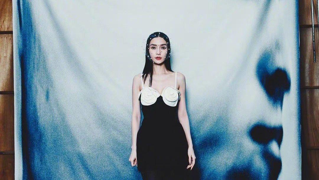 被全网禁言后，杨颖海外复出捞金，风格大变或彻底“放弃”内娱！