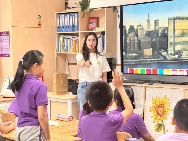 何超欣|赌王千金何超欣第一次上台讲课，穿破洞裤，披散着头发还坐桌子上