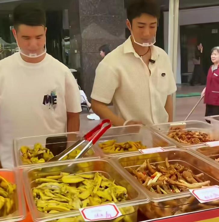 知名港星广东摆摊卖鸡爪！忙前忙后接地气，已在当地买下2套房