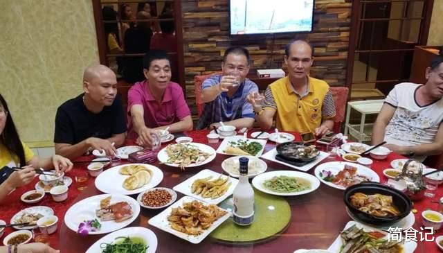 美食探店|大学老班长请昔日的40位同学聚餐,好酒好菜管够,结账时呆住了