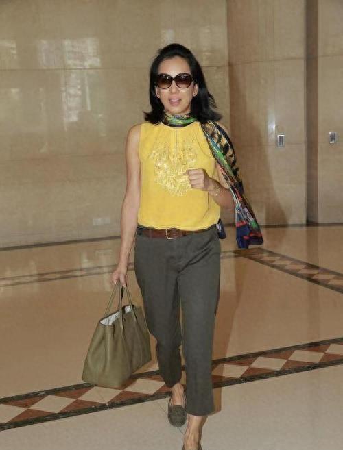 曝65岁朱玲玲离婚再次净身出户，她的一辈子都在为长子霍启刚铺路