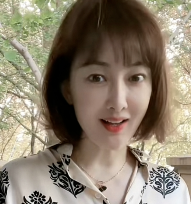 50岁牛莉整容!尖下巴朝天鼻网红脸,镜头凑近也太吓人了!