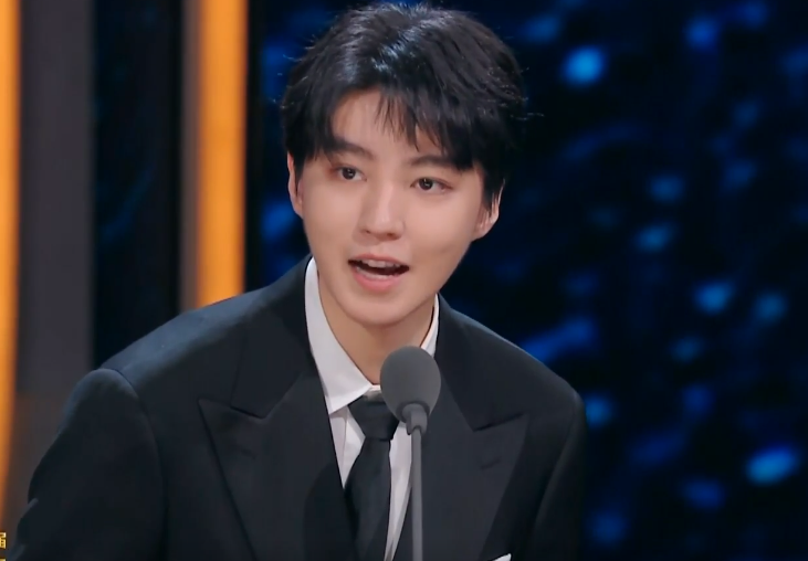 华表奖|华表奖盛典现场趣事多,彭昱畅踩惠英红裙子,吴磊张天爱撞了