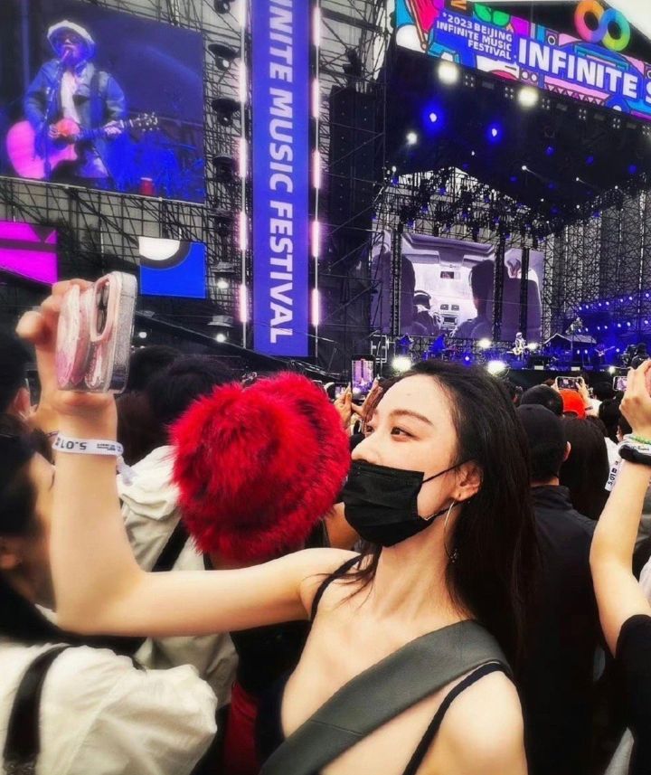 倪妮|北京音乐节偶遇倪妮,盆骨前倾仪态遭吐槽,身材消瘦小肚腩抢镜