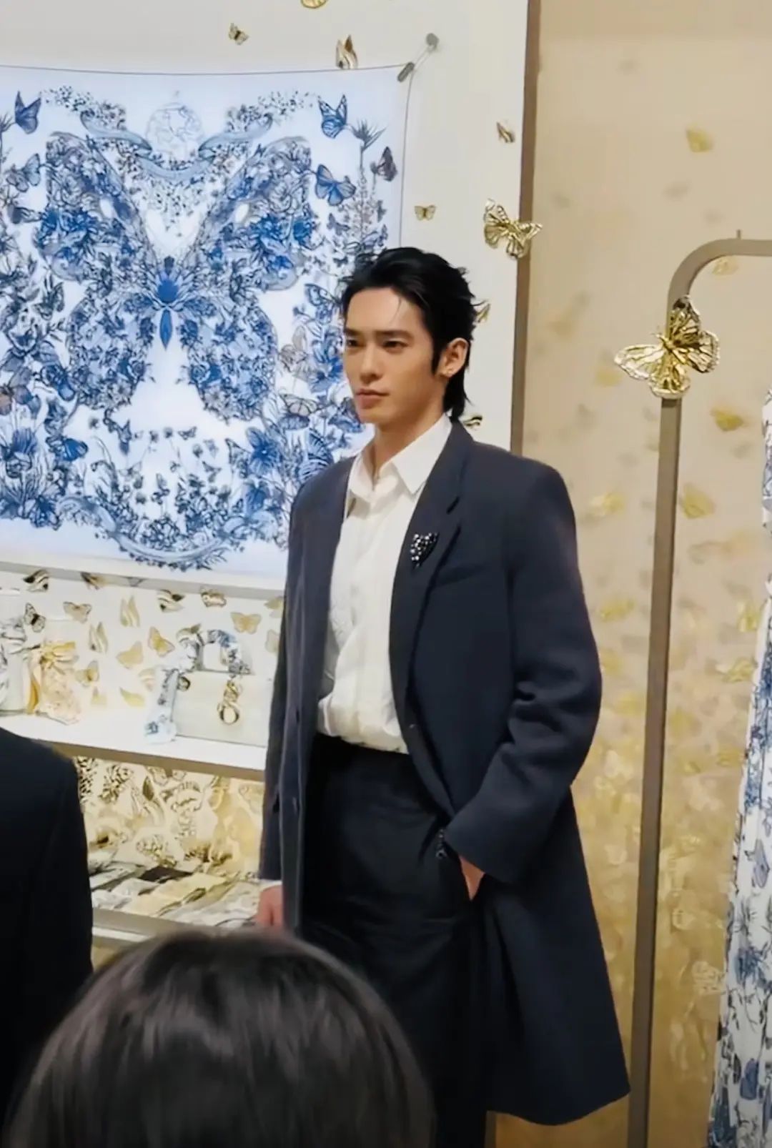 于适迪奥生图曝光！眼睫毛蹭到粉底还龅牙，鼻尖分层被嘲假体明显