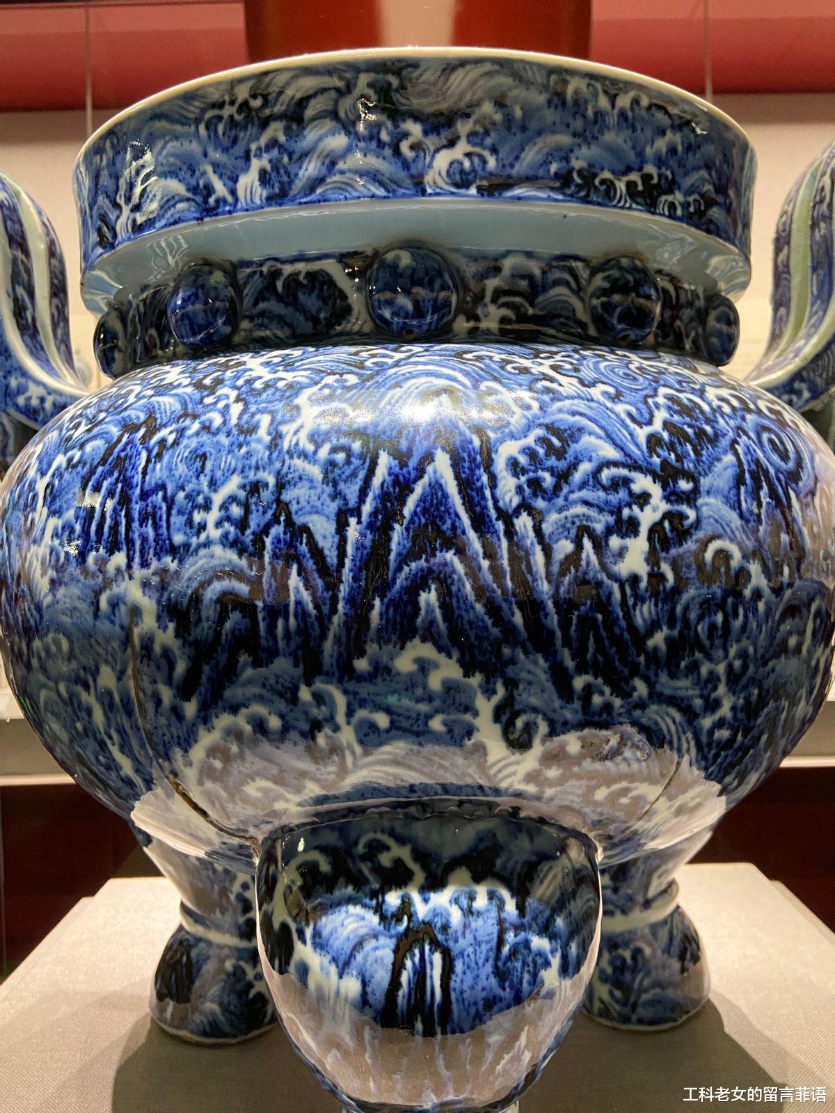 釉里红|故宫陶瓷馆：独立展柜里的瓷器，是不是都价值连城