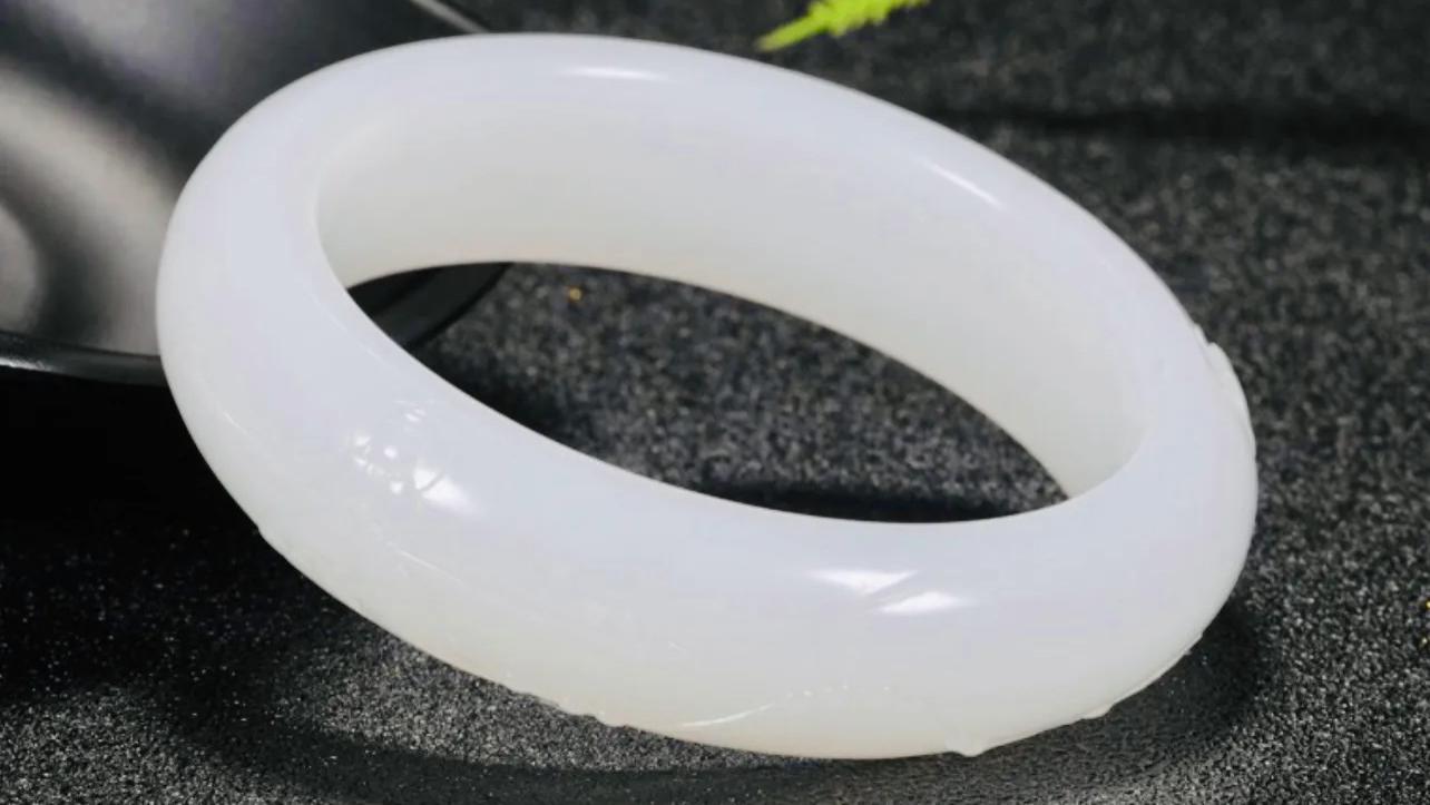 老物件|又一种极品白玉山料！被称为“籽料之母”的和田玉黑山料！