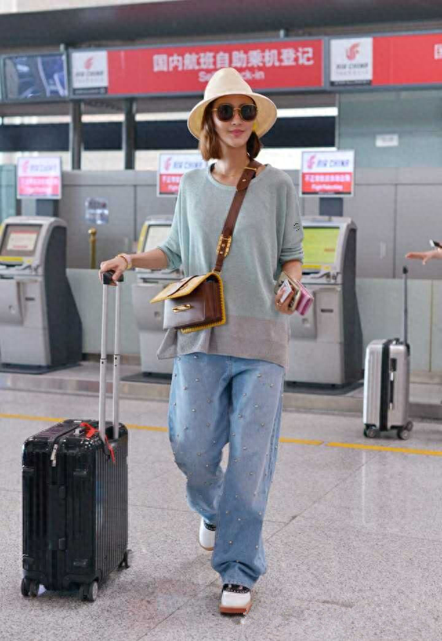 张歆艺吃饭被偷拍，才42岁脸瘦脱相撑不住脂肪，还没以前漂亮了！