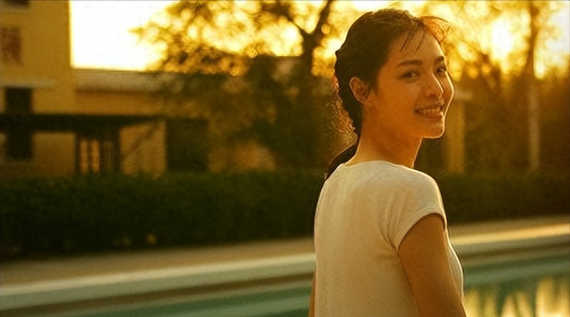 她被冯小刚捧红,成龙接着捧,洪金宝准备捧,为何大佬都偏爱她?