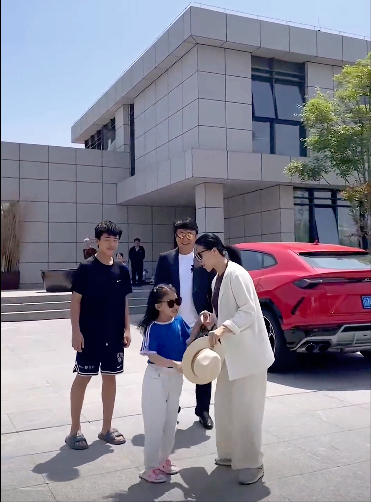 王楠|归心似箭!王楠出差回来带着儿女吃烧烤,郭斌:仪式感十足