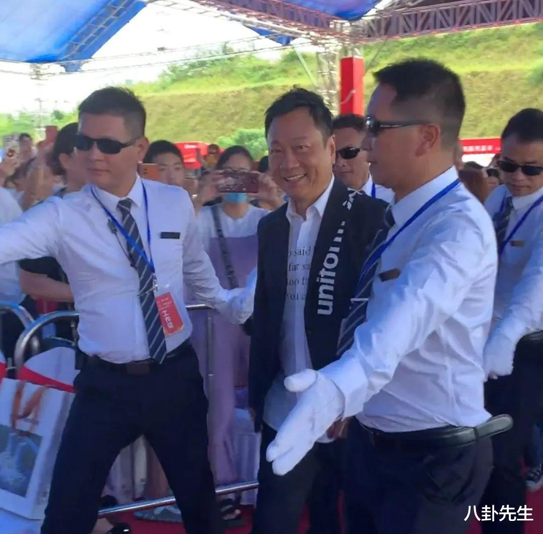 TVB视帝内地走穴场面滑稽,无人围却有一群保安开路,出场费好高