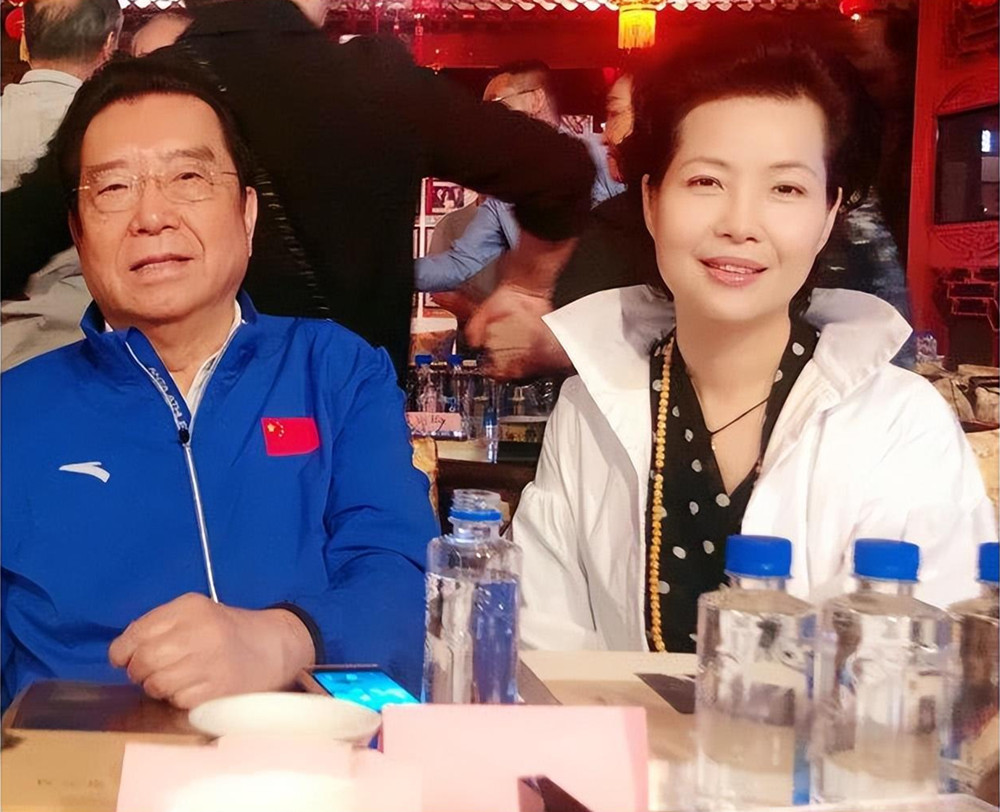 李双江|李双江夫妇终于等到儿子出狱!他染黑发精神焕发,梦鸽粉衣真年轻