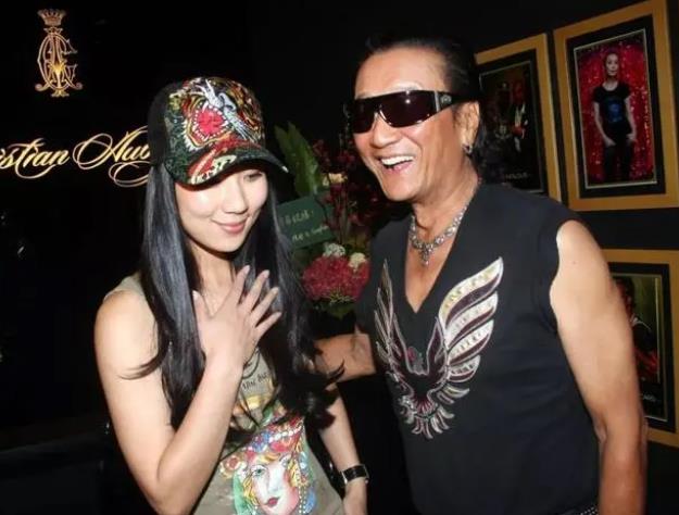 谢贤|86岁谢贤近况罕曝光，与女粉合影紧盯对方