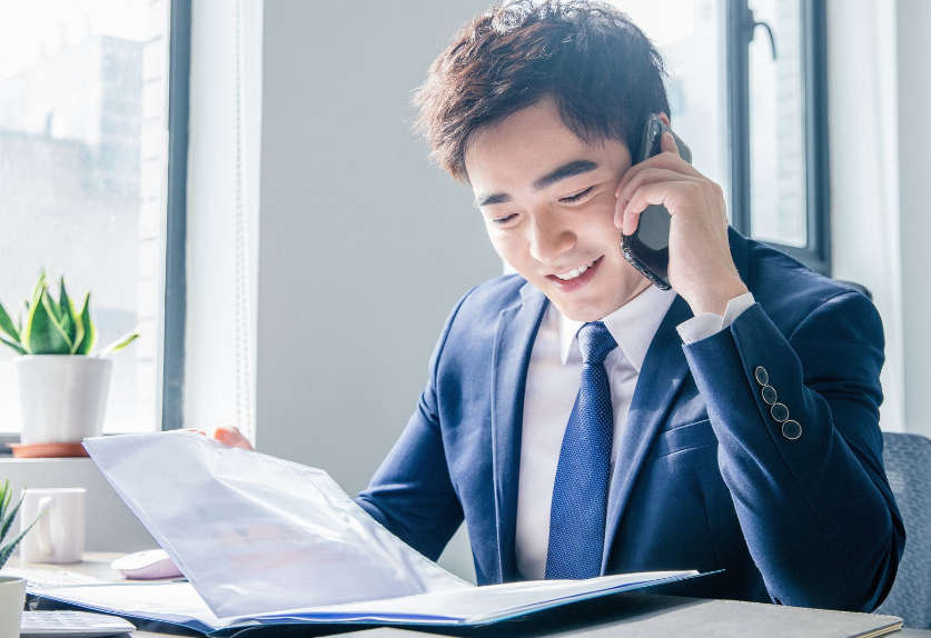 孩子中考失利没考上高中，应该选择继续读中专还是外出工作？