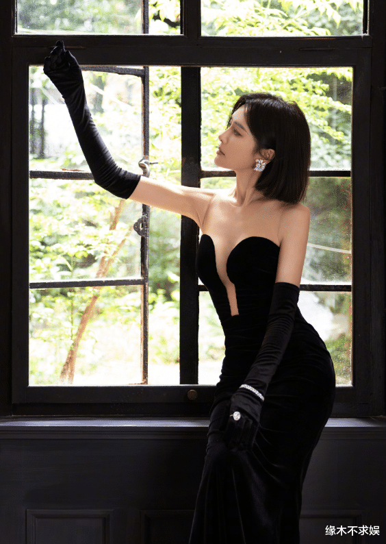 秦岚线下扫楼,和王阳无互动太尴尬,生图双腿崎岖不平引争议