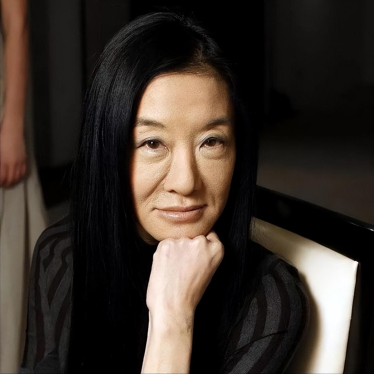 花滑|王薇薇:73岁皮不松肉不垮,背影如少女,家世显赫身边小鲜肉不断