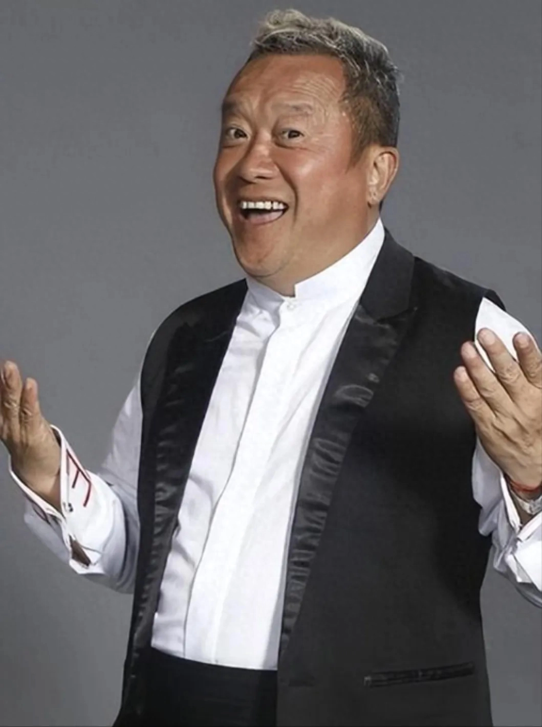 儿媳当众亲吻别的男人，曾志伟大骂：滚出去，曾家没你这样的儿媳