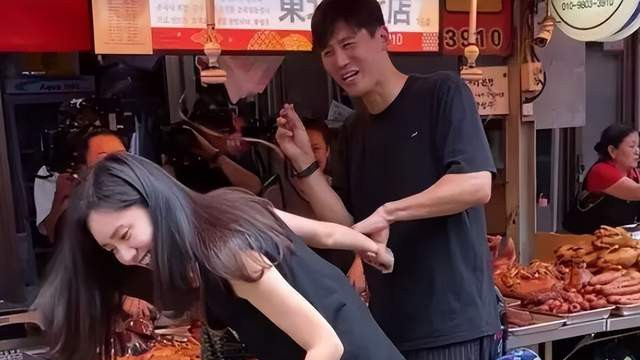 秋瓷炫浪姐4淘汰！偶遇夫妻同逛韩国菜市，网友：姐姐内心真强大
