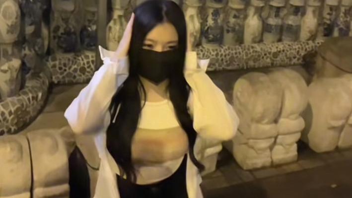 小团团请假看杰伦演唱会，罕见晒出全身照，扭胯擦边被嘲讽得饿死