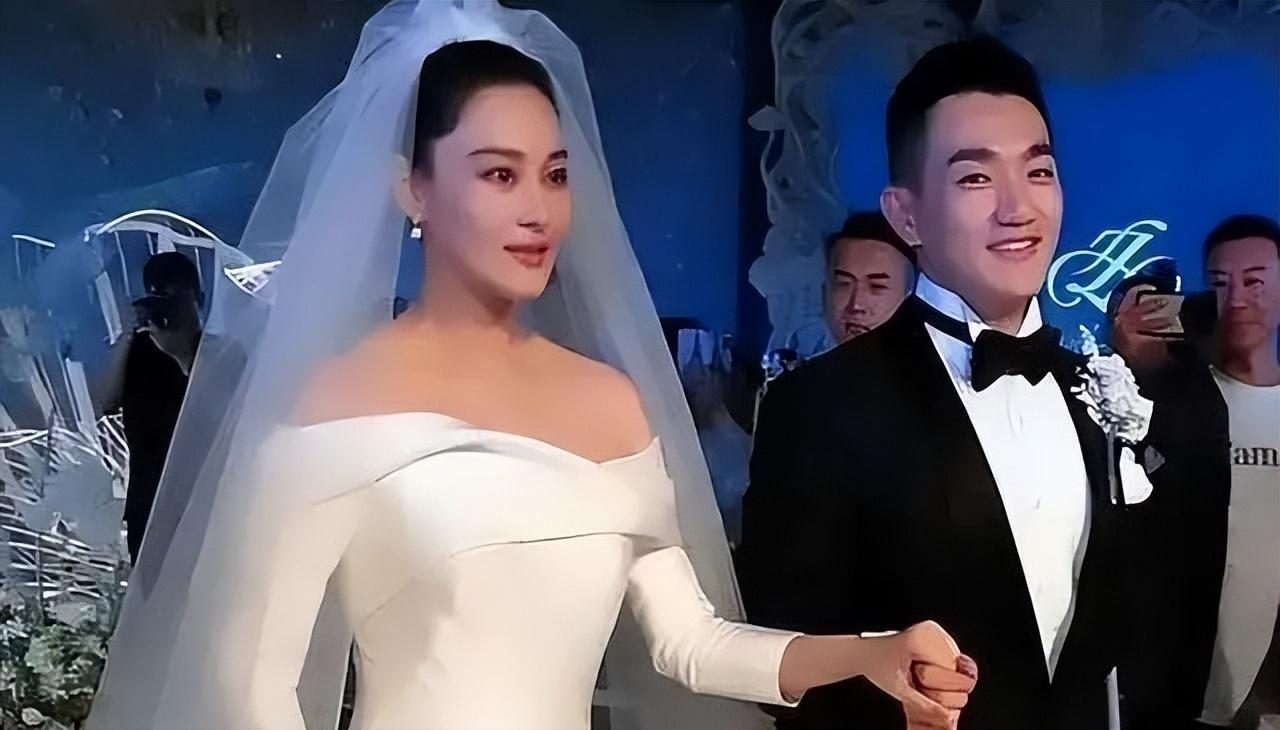 离开李晨,她选择了爱情,再次荣登热搜,她活成人人羡慕的样子!