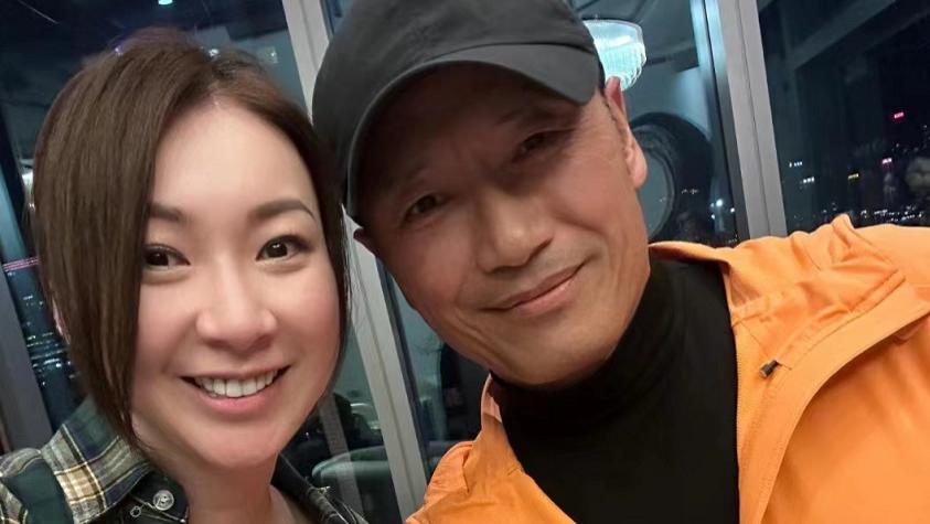 聚会|64岁苗侨伟参加聚会，一行人于高档酒店杯酒言欢，妻子并未相伴