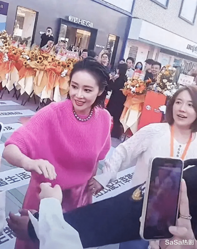 35岁大嫂高叶近照,网友:好像挺显老哦!高叶老公是黄海波系误读