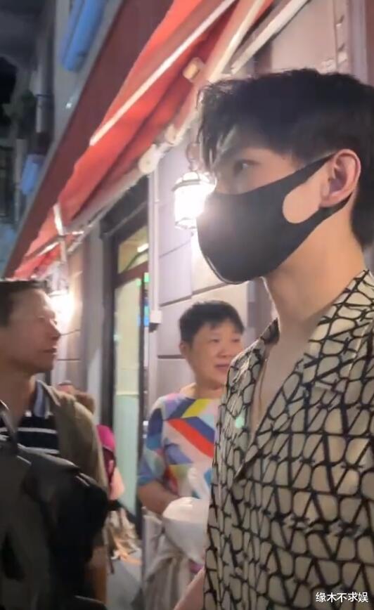 杨洋|31岁杨洋米兰被偶遇,穿花衬衫被嘲太油腻,保镖凶神恶煞引争议!