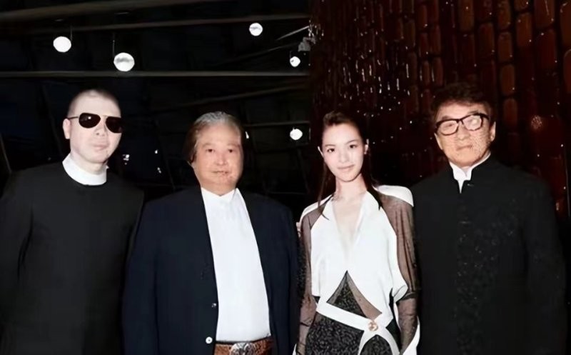 冯小刚捧完,成龙接着捧,洪金宝排队捧,她到底 有何魅力?