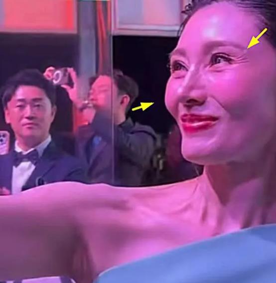 53岁李嘉欣现身马来西亚,笑出4层皱纹,颈部萎缩自然老去