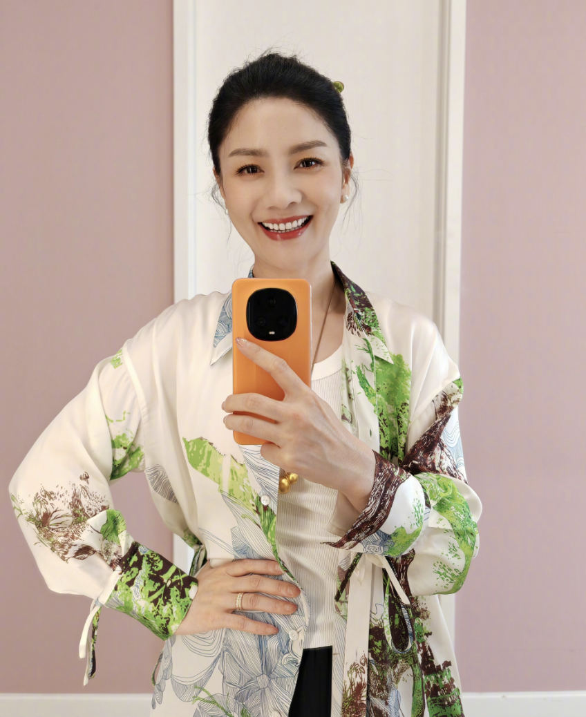 |胡可儿童节晒全家福,安吉被赞变瘦了,兄弟俩颜值差距越来越大