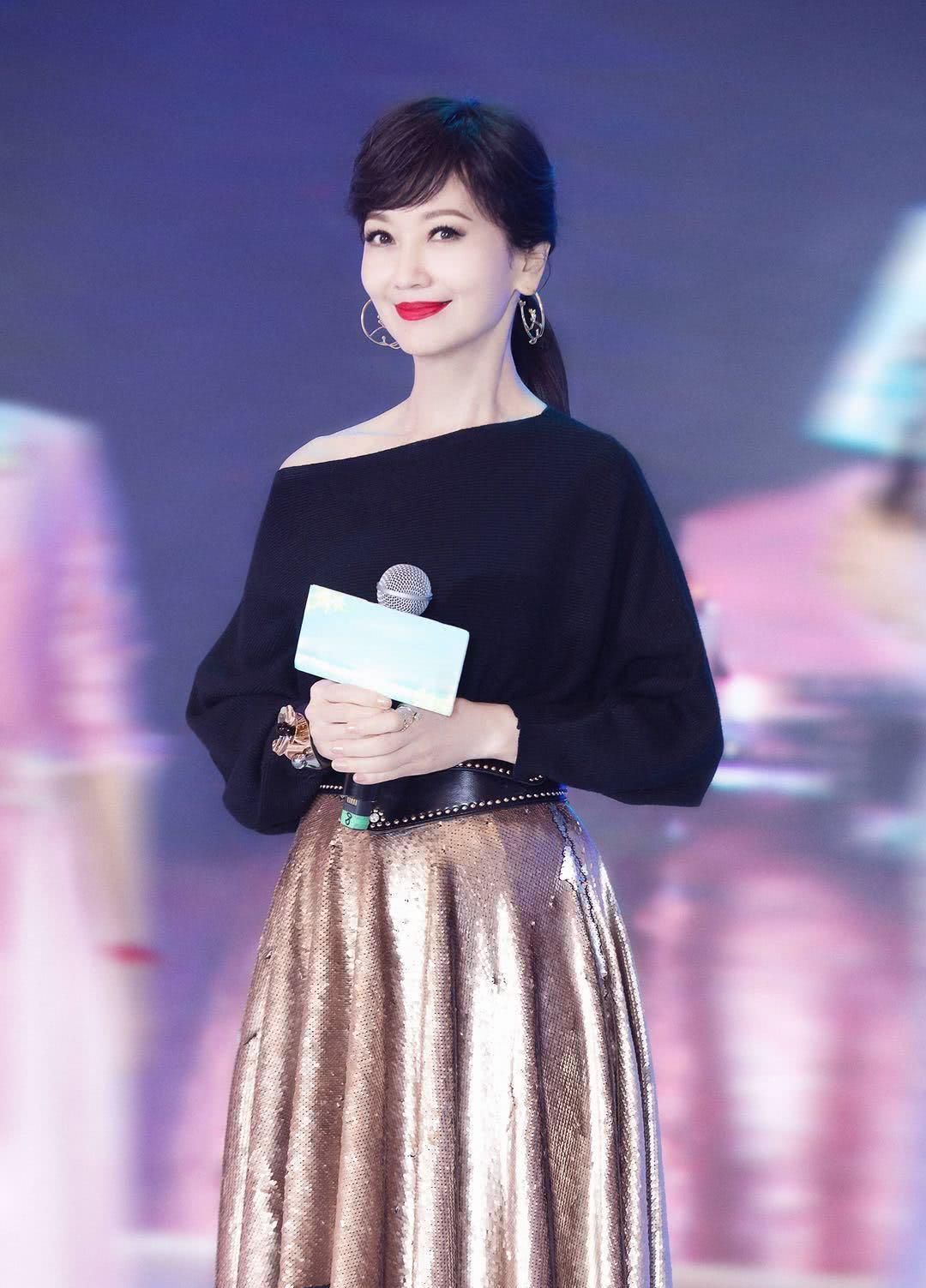 情人节 69岁赵雅芝告诉我们：女人上了年纪留长发、穿收腰裙，美得更高级