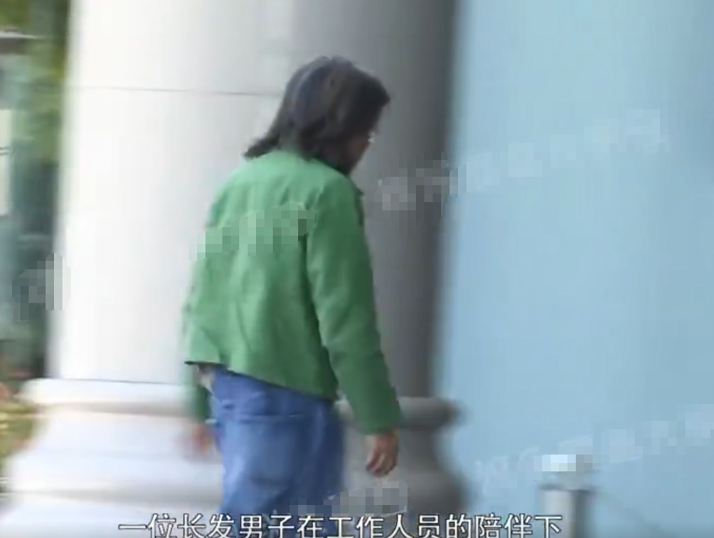 赵丽颖陈可辛被拍聚餐，相谈甚欢疑要合作，粉丝破防：正常聚餐