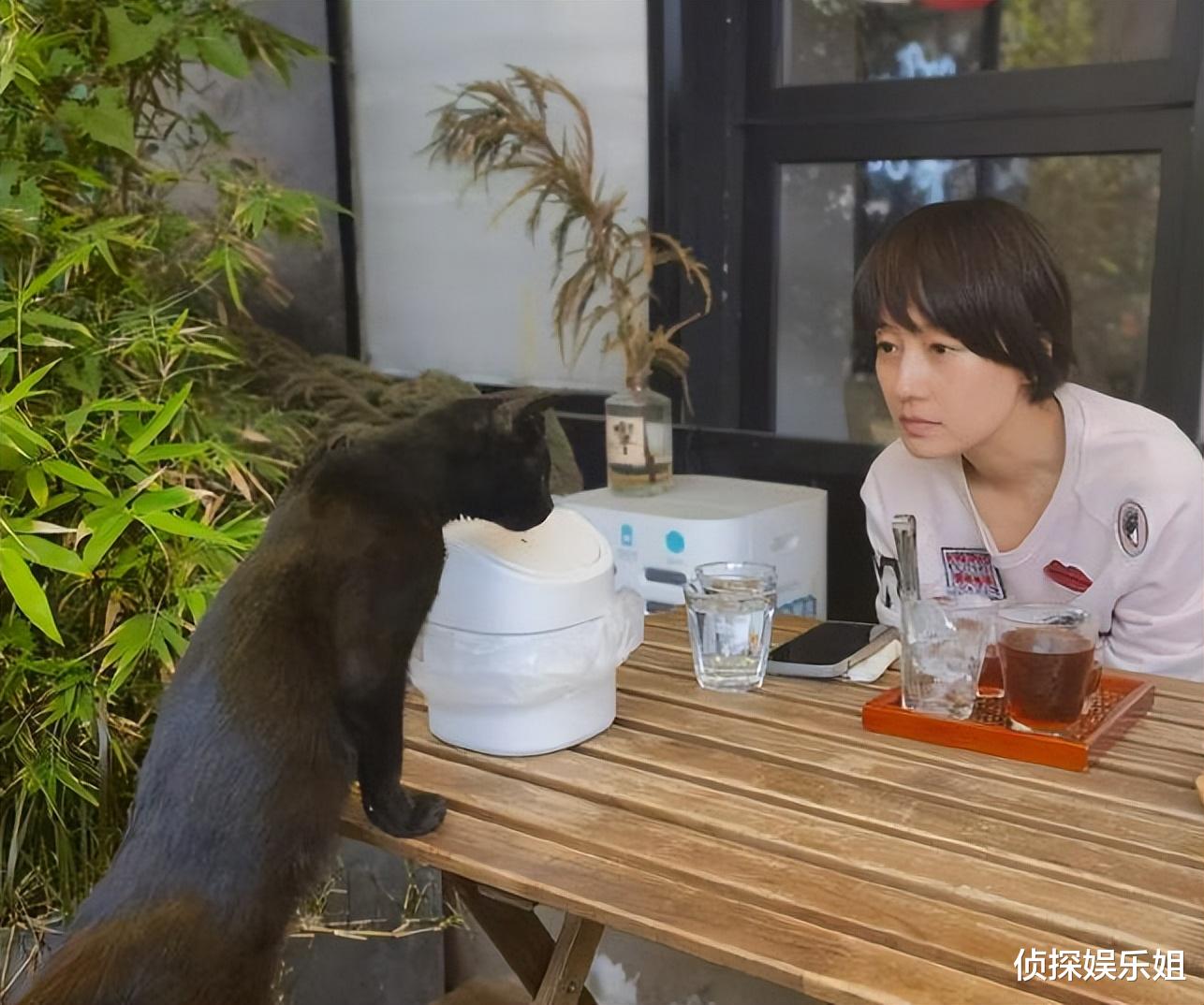 马伊琍庆祝47岁生日，自信晒无修图美拍，扭脖子跳新疆舞年轻可爱