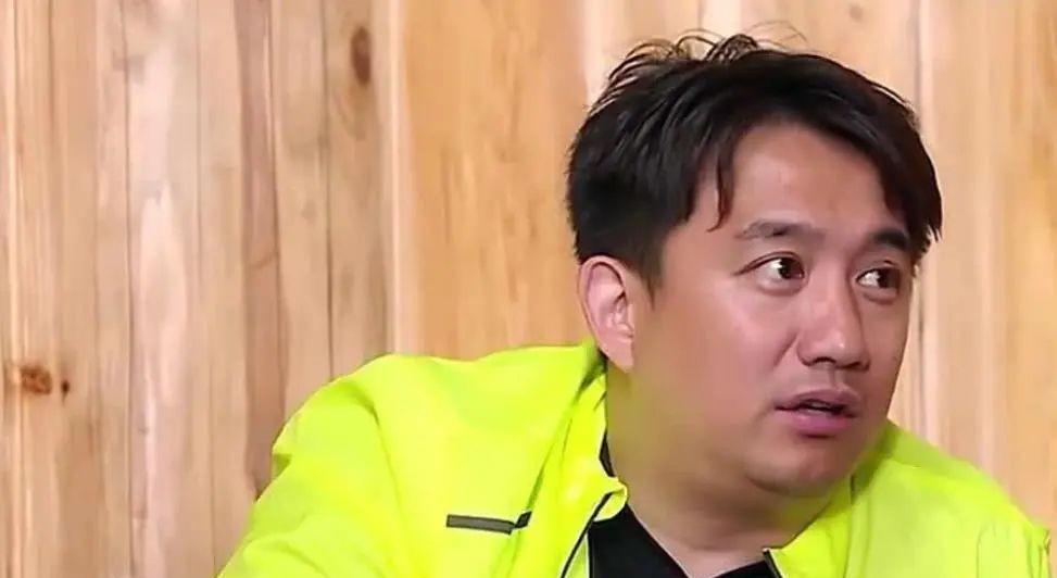 同样60岁,冻龄的刘德华和白发的梁朝伟,展现港圈男神不同魅力