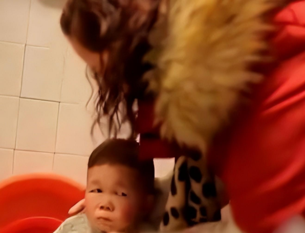 袖珍人吴康:他的外表看似小孩,实则36岁,如今靠拼图发家致富