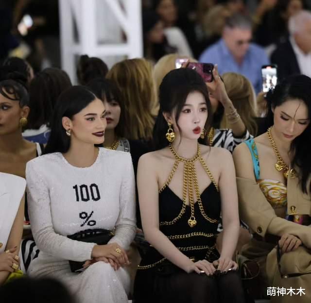 虞书欣海外看秀待遇差,和网红并排遭品牌差别对待,表情局促尴尬