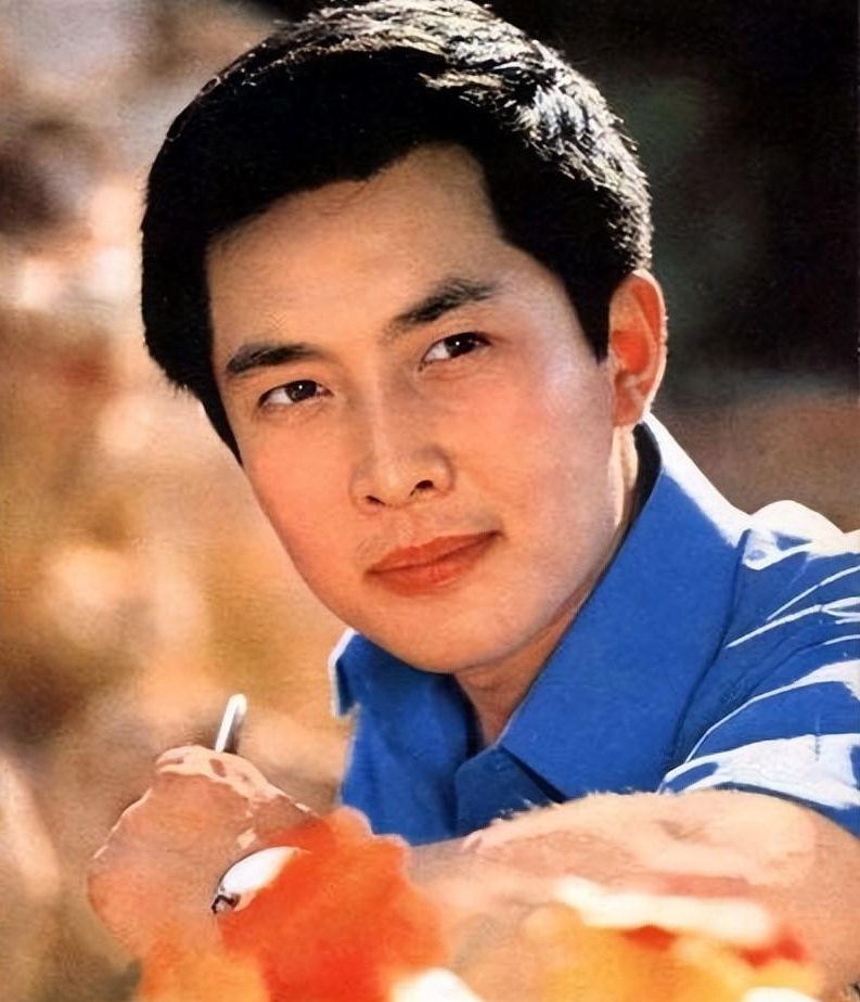 唐国强现状：国内疯狂淘金，国外妻儿花，还要担心残疾儿子的婚恋