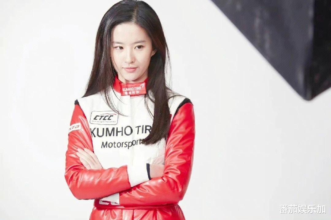 知名演员刘亦菲给赛车换轮胎，动作麻利8秒完成，工装又美又飒