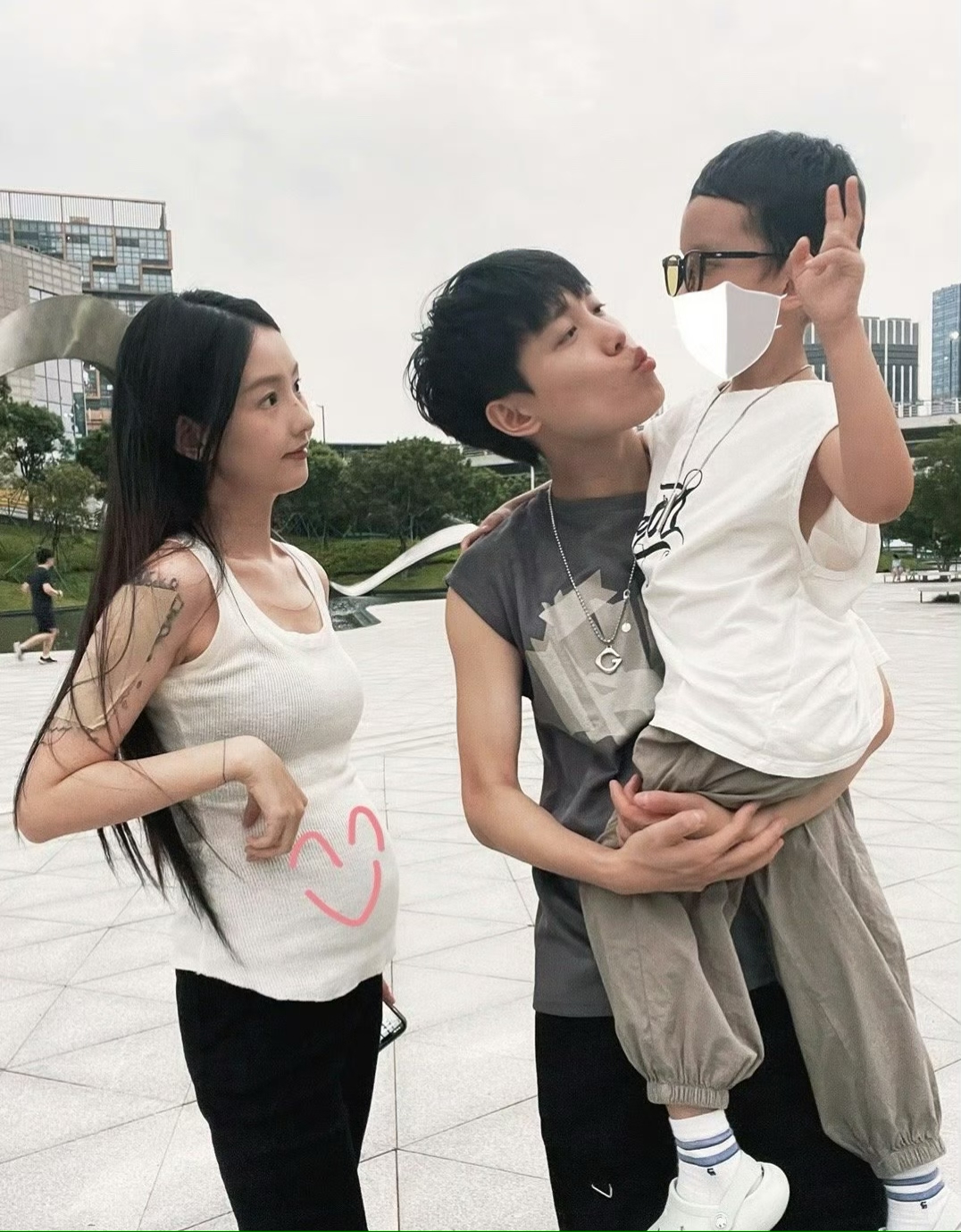 24岁网红炫迈二胎产子,晒全家福庆祝超温馨,宝宝颜值曝光好可爱