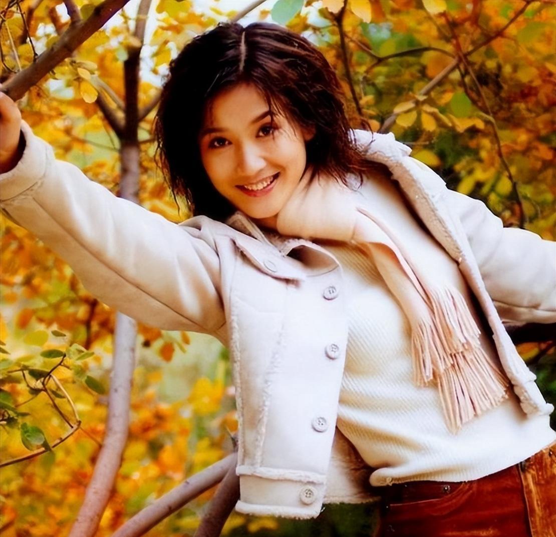 离婚后只字不提前夫侯勇，与女儿相依为命，如今45岁如冻龄少女