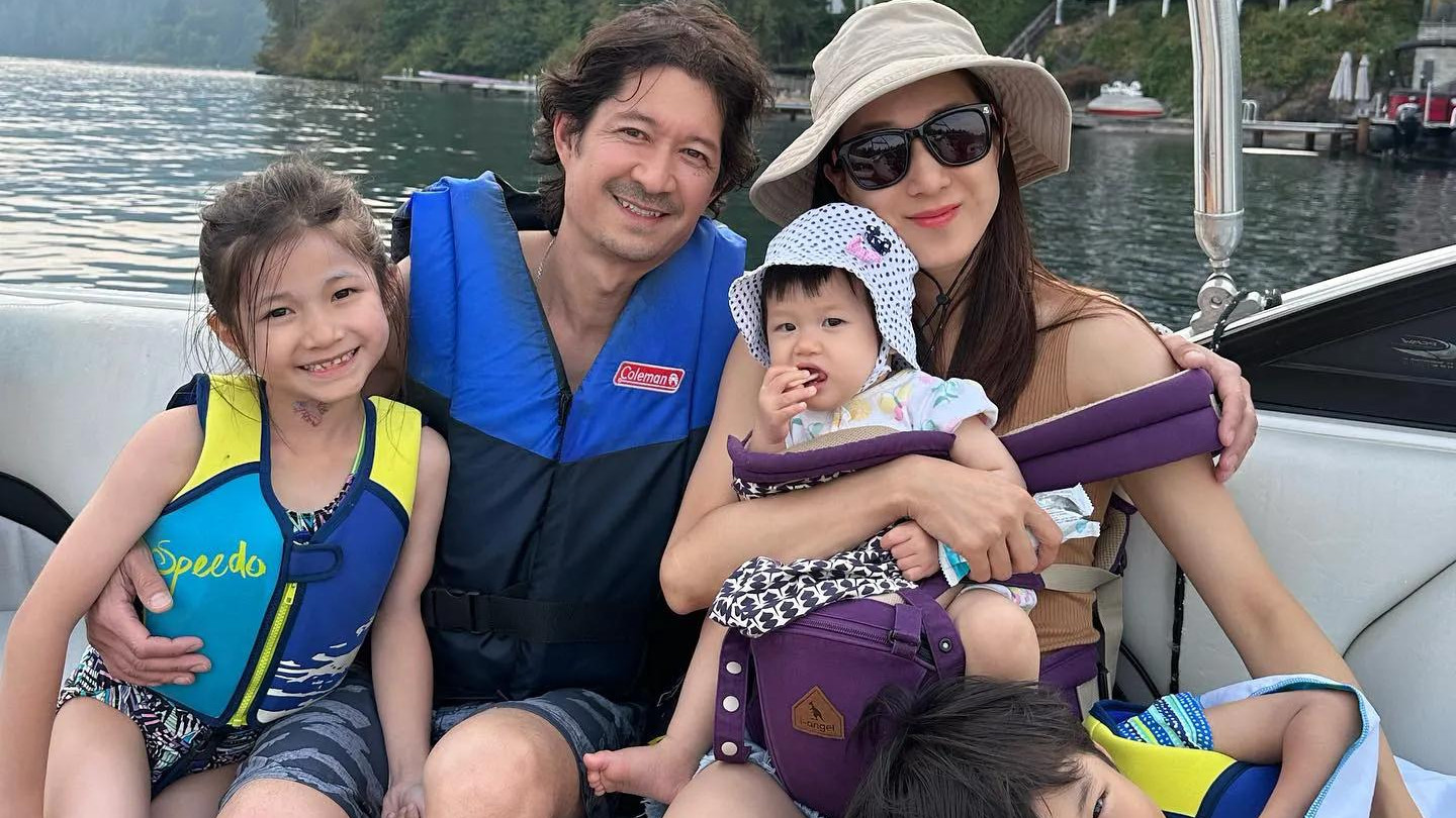 钟嘉欣晒一家五口出游，幸福洋溢状态好，大13岁老公变帅气不少
