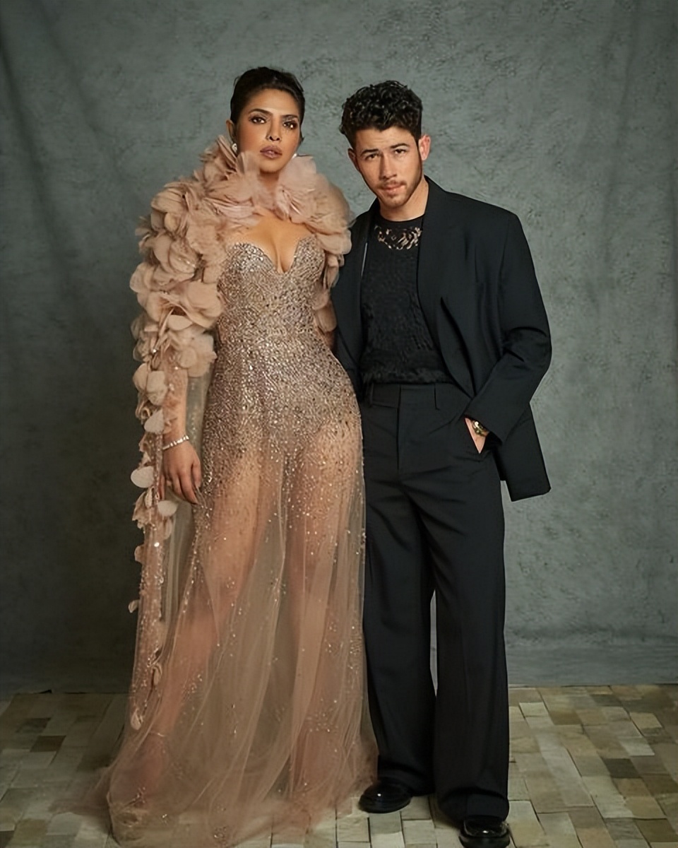 超模|印度首富太太走红毯太美！穿奢华纱丽有旺夫脸，曾花7个亿嫁女儿