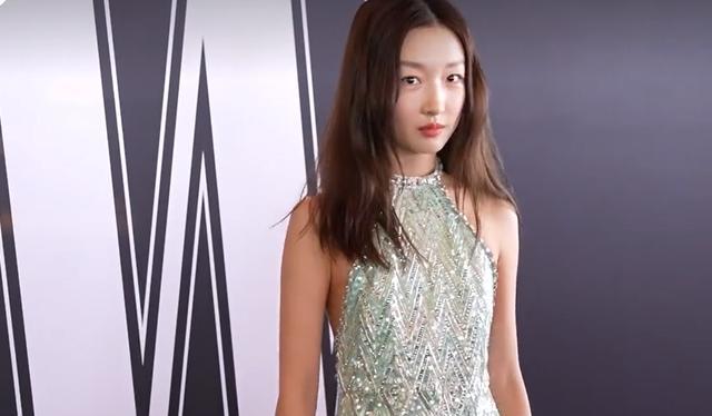 |刘昊然和周冬雨戛纳同框,工作人员急忙拉走,女方扯衣服有点不雅